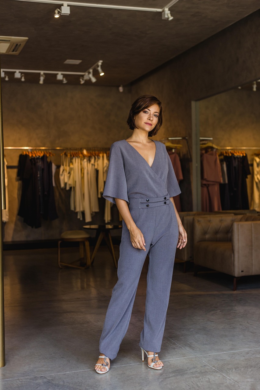 冬日最新款衣服图片，冬日新款服饰时尚指南：流行趋势解读与搭配技巧全解析